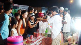 Gần 5.000 lượt khách mua sắm tại 2 phiên chợ hàng Việt