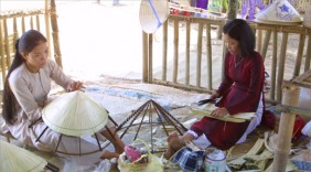 Nghề làm nón lá - Biểu tượng của con người và du lịch Huế