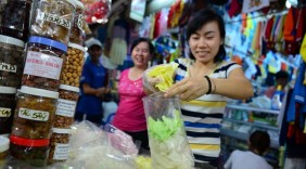 Căng thẳng 'cuộc chiến' bánh kẹo nội - ngoại phục vụ Tết