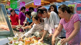 Siêu thị nhộn nhịp, chợ nhỏ tăng giá