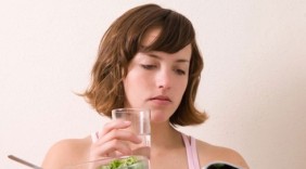 Vì sao người Nhật tránh uống nước trong khi ăn