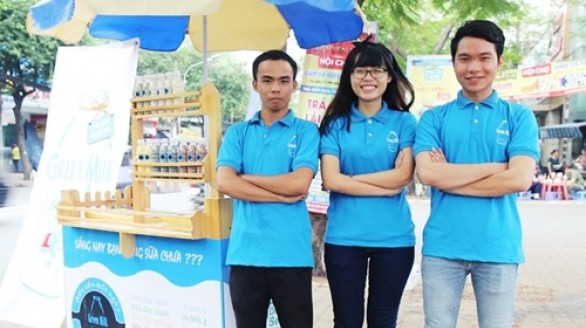 Thu 60 triệu đồng mỗi tháng từ bán sữa sạch lề đường