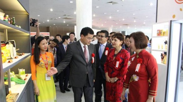 Điểm nhấn khu trình diễn sản phẩm ấn tượng tại Vietnam Foodexpo 2016