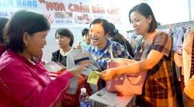 Phiên chợ công nhân 'Mua của người chán, bán cho người cần'