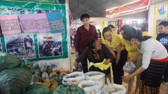 Phiên chợ hàng Việt - Nghệ An: “Gõ cửa” thị trường nông thôn