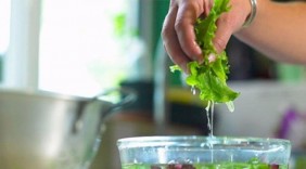 Mẹo hay giúp loại bỏ chất gây ung thư khỏi rau, thịt
