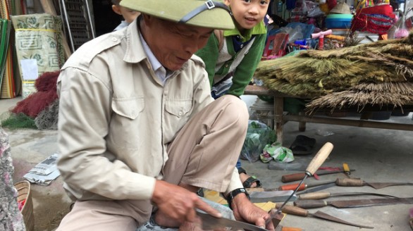Làm nửa ngày thu nhập hơn chục triệu tháng nhờ nghề “cắt chấu liềm”