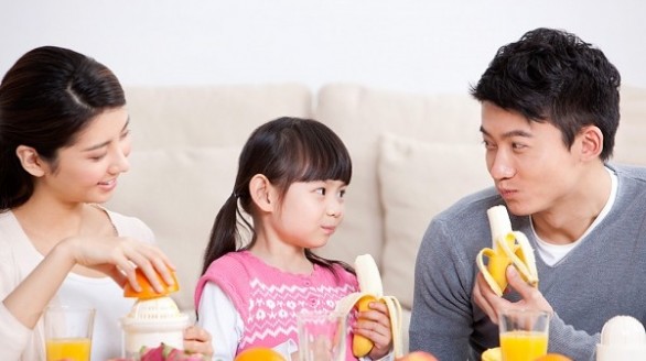 Mẹ cần biết nguyên tắc khi cho con ăn hoa quả
