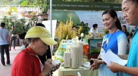 Đến hội chợ ăn thử cơm nóng trộn nước mắm truyền thống