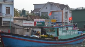 Đưa hàng Tết ra đảo Lý Sơn