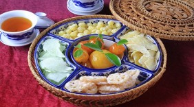 Bánh chưng, mứt Tết Việt đắt khách ở Lào