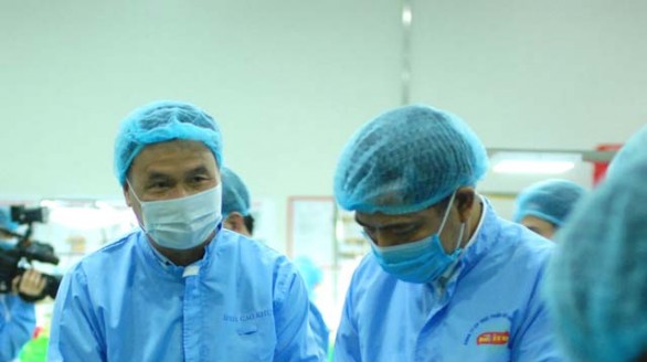Khách hàng Nhật xếp hàng chờ mua rau quả Việt Nam