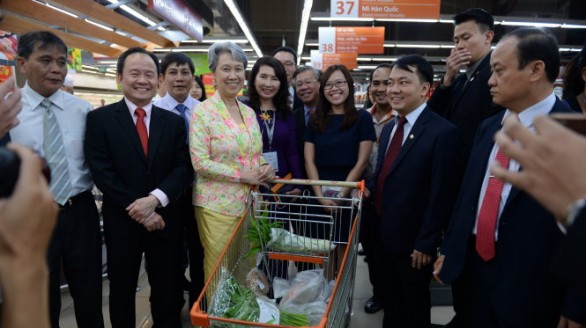 Phu nhân Thủ tướng Singapore mua nhiều rau, xoài Cát Hòa Lộc