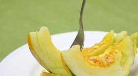 Công dụng tuyệt vời và những điều cần tránh khi ăn dưa bở