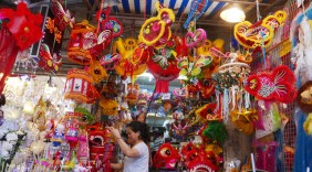 Đồ chơi Trung thu 'made in Việt Nam' lên ngôi ở phố Hàng Mã