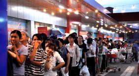 Người dân xếp hàng dài ủng hộ hàng Việt