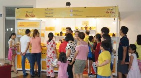Nhang An Viên thu hút khách mua sắm tại Hội chợ hàng tiêu dùng Việt
