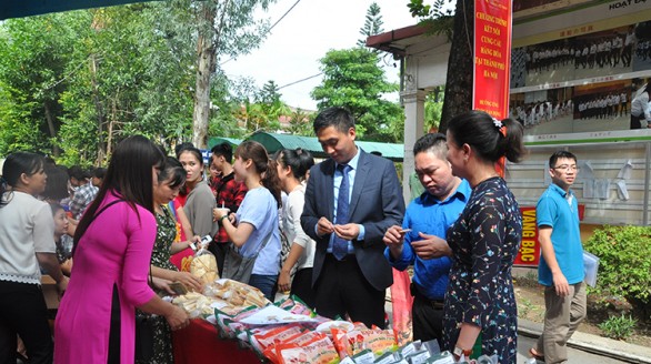 Thu hẹp khoảng cách cung - cầu hàng hóa Việt
