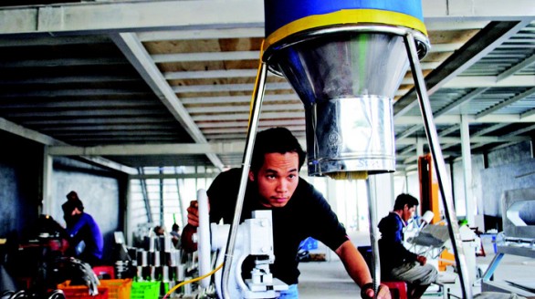 Trai 9X làm máy cho tôm ăn tự động