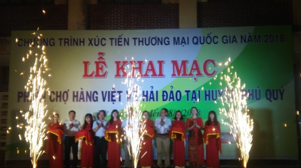 Khai mạc Phiên chợ hàng Việt về hải đảo tại huyện Phú Quý năm 2018