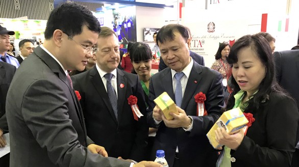 Tăng cường kết nối hàng Việt ra thế giới