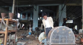 Anh nông dân chế tạo máy ép vỏ trấu thành củi