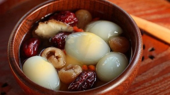 8 bài thuốc hay từ quả trứng gà luộc