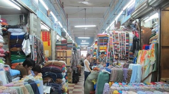 Chợ truyền thống TP HCM đổi cách bán hàng để hút khách
