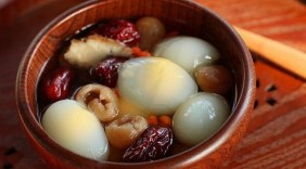 8 bài thuốc hay từ quả trứng gà luộc