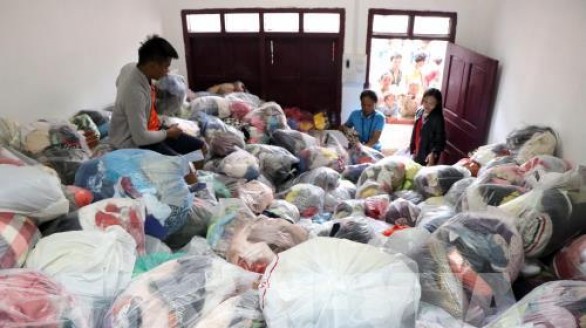 Những chuyến hàng Việt vượt đường xa đến vùng lũ Sa Nạm Xay (Lào)