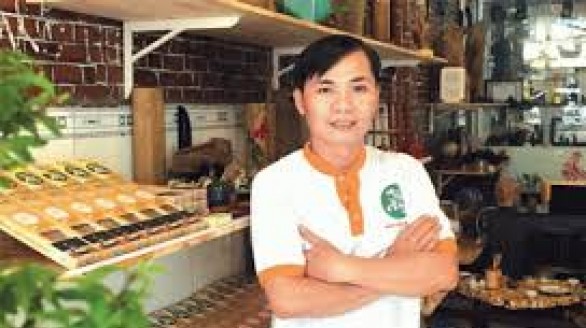 Chàng kỹ sư hóa học khởi nghiệp thành công với sản xuất nhang sạch