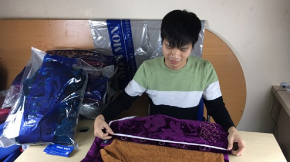 9x khởi nghiệp từ bán quần áo cho người già
