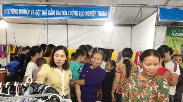 Phiên chợ Đưa hàng Việt về vùng nông thôn, vùng sâu, vùng xa xã Độc Lập