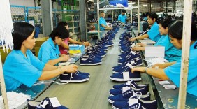 Giày Việt tìm hướng đi trên sân nhà