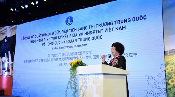 TH Milk xuất lô sữa đầu tiên sang thị trường Trung Quốc