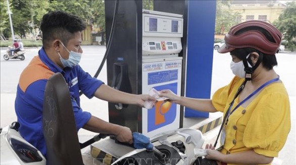 Petrolimex giảm giá xăng dầu hỗ trợ chống dịch COVID-19