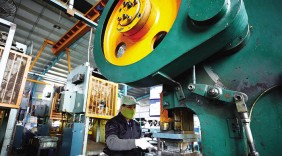 Đẩy mạnh phục hồi và phát triển sản xuất các ngành công nghiệp
