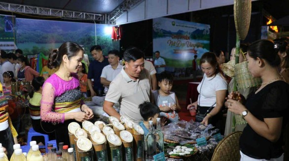 Phiên chợ vùng cao Hoà Bình: Kết nối tiêu thụ sản phẩm có thế mạnh của bà con vùng dân tộc
