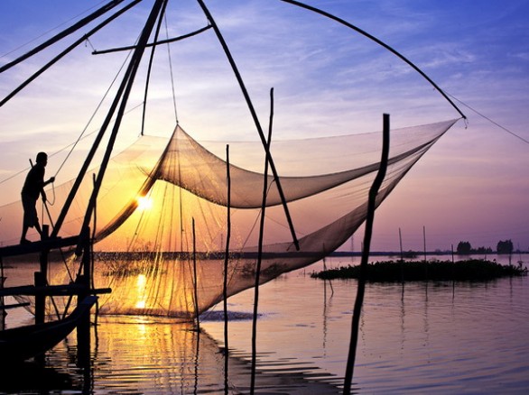Đánh cá đón mùa nước nổi miền Tây