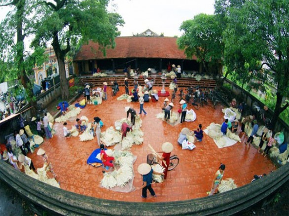 Chợ Chuông chuyên bán lá làm nón tại xã Phương Trung, huyện Thanh Oai.