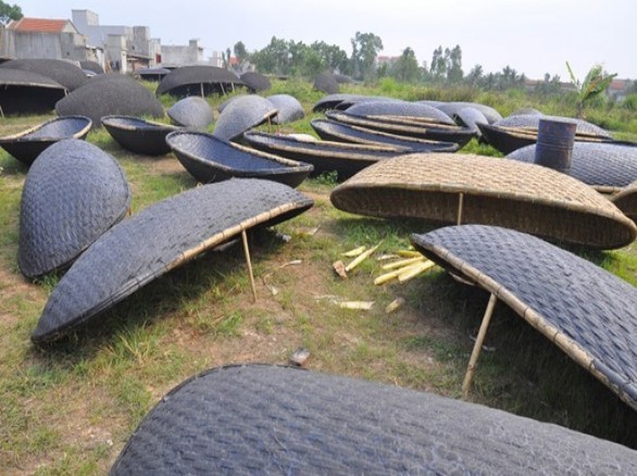 Đan thuyền từ nan tre, lênh đênh trên biển