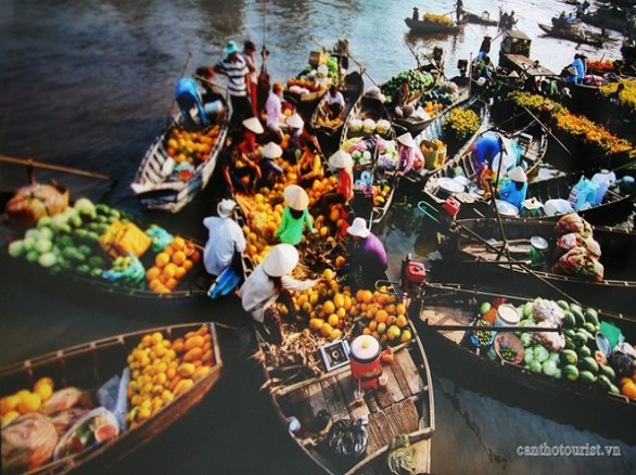 Một buổi sáng tấp nập trên chợ nổi Cái Răng
