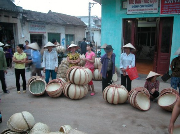 Về làng mua rổ, rá, giần, sàng...