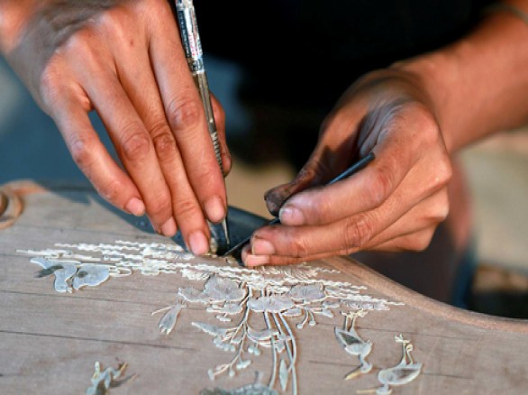 Khéo léo nghề khảm trai
