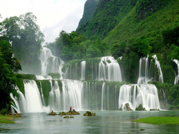 Cao chọc trời thác Chín Tầng Gia Lai