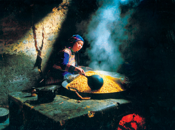 Nấu rượu ngô Bản Phố