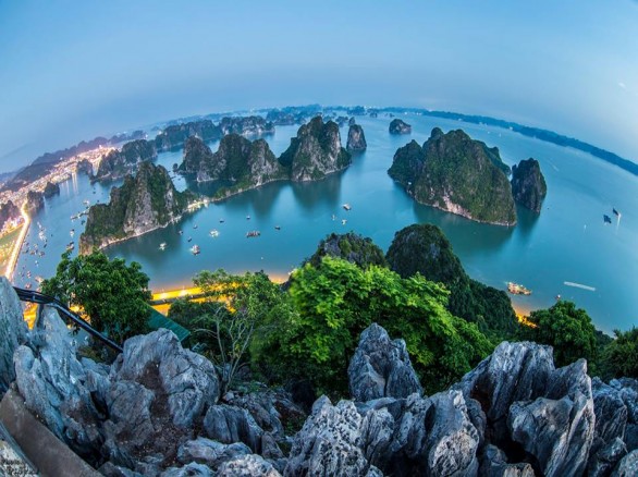 Vịnh Hạ Long nhìn từ núi Bài Thơ