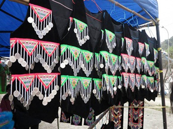 Đi chợ vùng biên Nậm Cắn