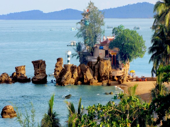 Bãi đá nổi Dinh Cậu