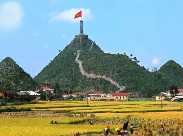 Uy nghiêm cột cờ Lũng Cú